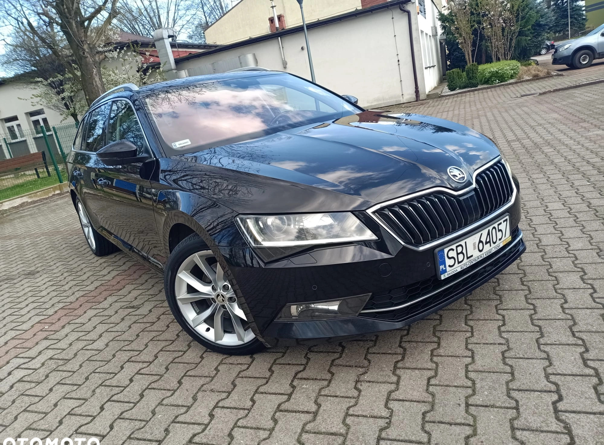 Skoda Superb cena 87900 przebieg: 190000, rok produkcji 2018 z Grybów małe 742